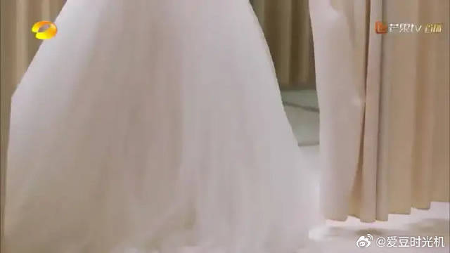 王鸥和妈妈妹妹一起穿婚纱，三位“仙女”们都太美啦