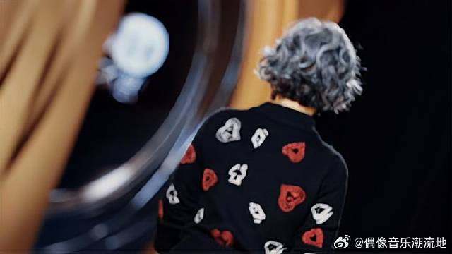 叶倩文好美啊，60多岁容貌依旧，一头白发看着像假发！