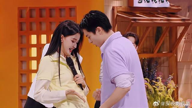 王鹤棣孙怡跳格子，不料用力过猛撞一起，差点就亲上