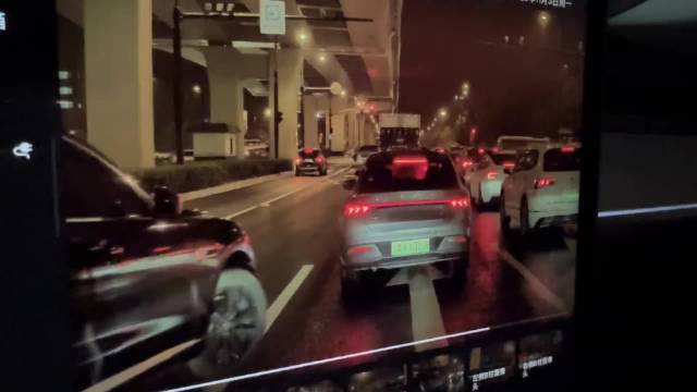 打灯降玻璃欲插队，视频车礼让获双闪致谢