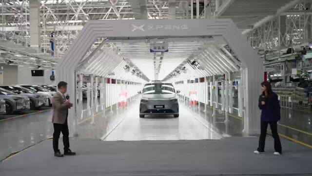 小鹏汽车百万台下线，何小鹏交付X9超级增程首批车主