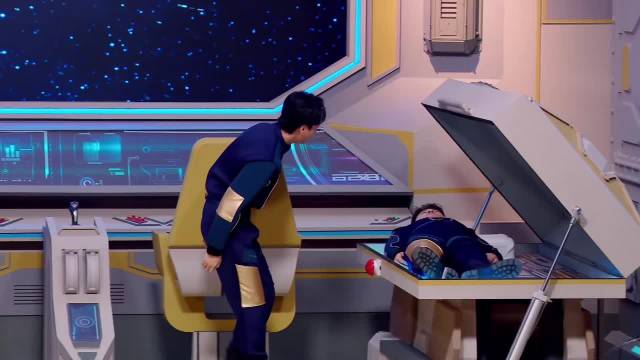 太空搭档年龄差达八年，冻龄休眠舱造就鲜肉与打工人