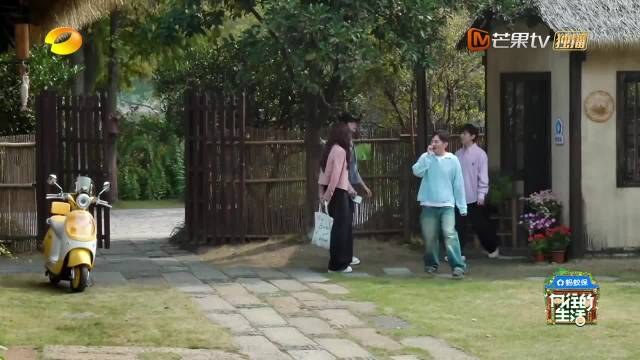 维嘉惊叹蘑菇屋复制粘贴，何炅维嘉挽手显温馨