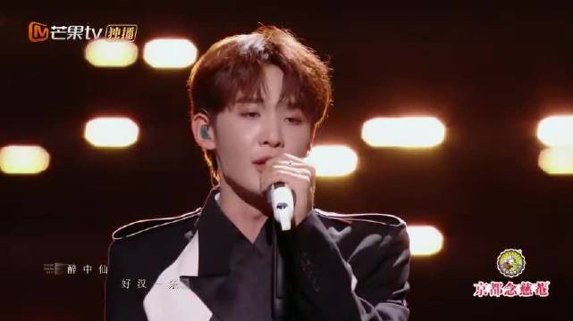 王赫野献唱功夫熊猫片尾曲，华流舞台感染力十足