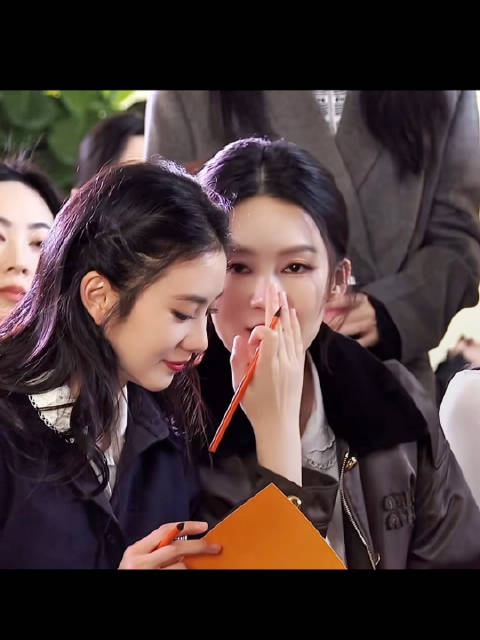 像极了和好朋友一起上课@李沁 @刘浩存 MiuMiu
