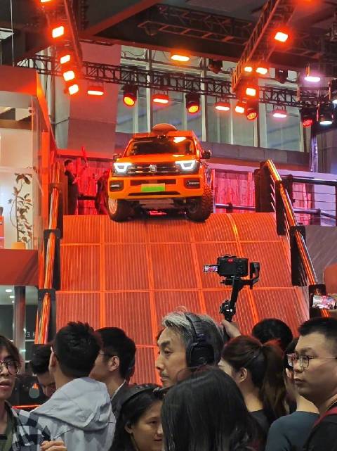 坦克400越野车现场爬梯展示新潮设计