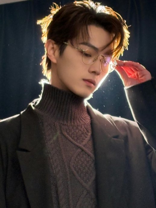 许凯黑色大衣金丝眼镜雨中撑伞回眸