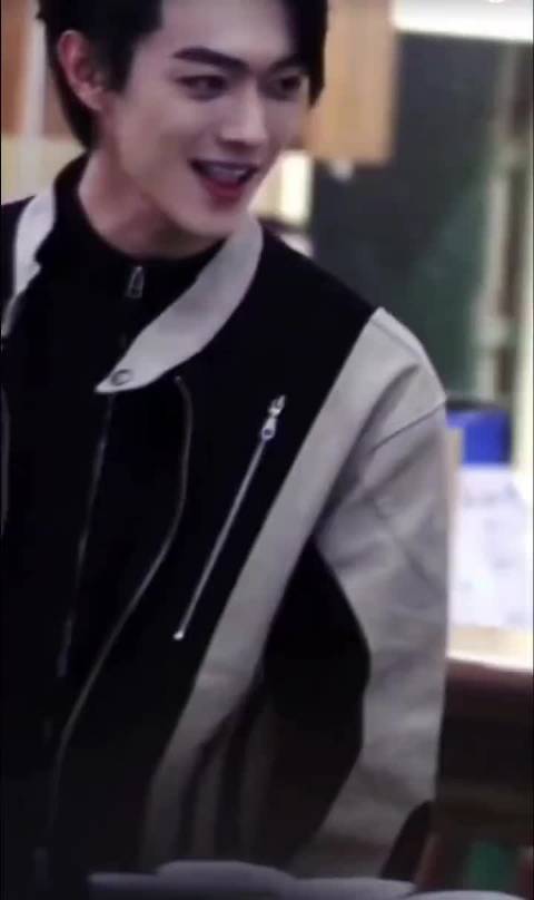 感觉许凯真的是太有男人味了，笑起来的样子也太帅了