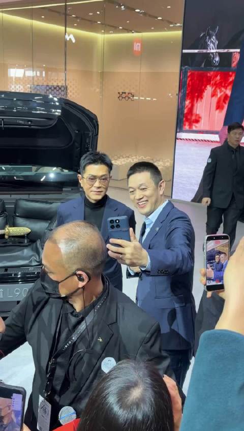 古天乐现身广州车展乐道展台与李斌互动