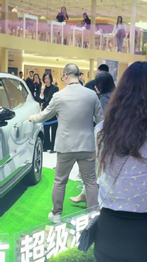 郭晶晶看的这台，是沃尔沃XC70，看得很仔细啊，别说还真适合她！