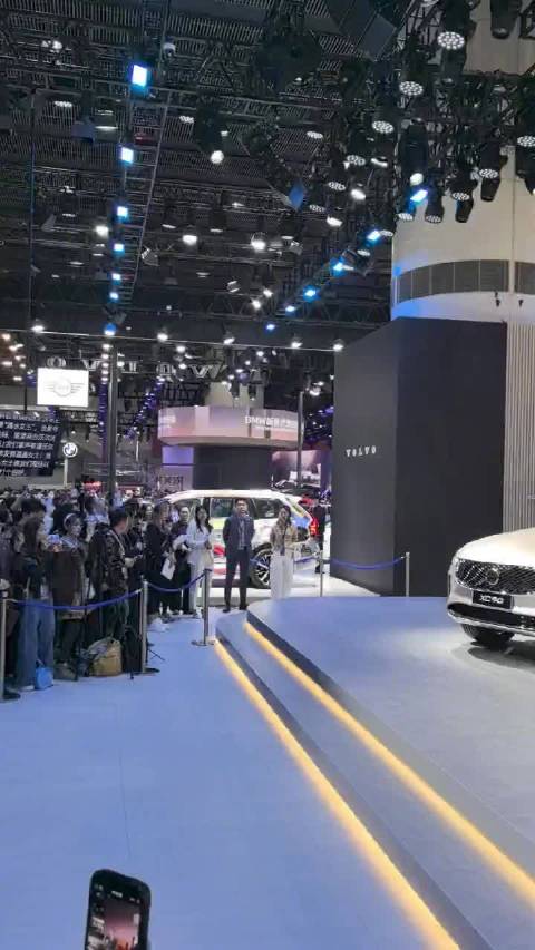 郭晶晶亮相沃尔沃展台