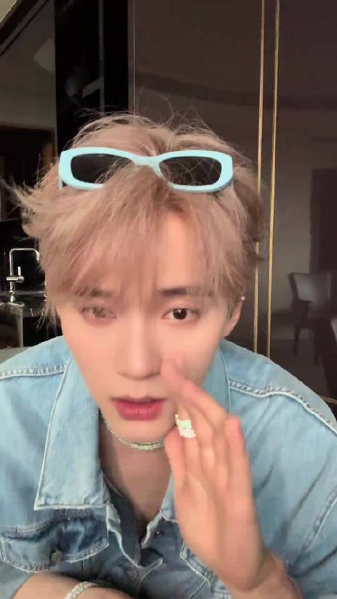 周翊然这个造型时尚感真的是拉满了呀，真的超级的帅