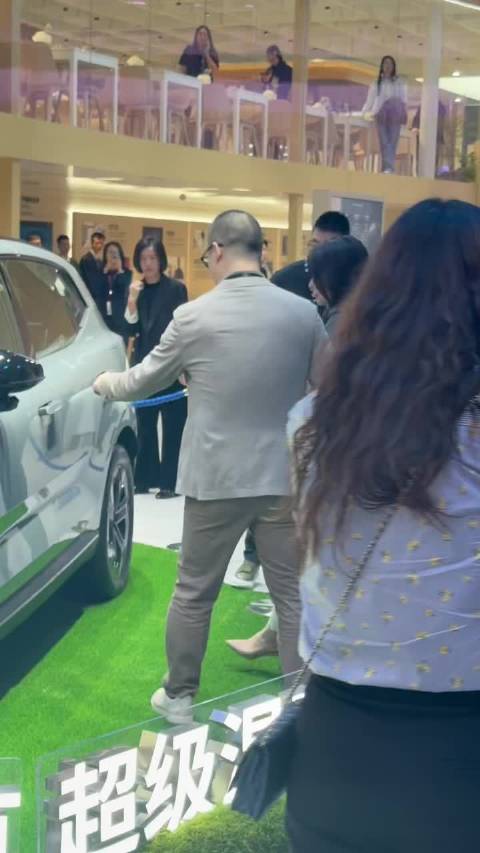 郭晶晶现身沃尔沃展台，车主身份认可安全性能