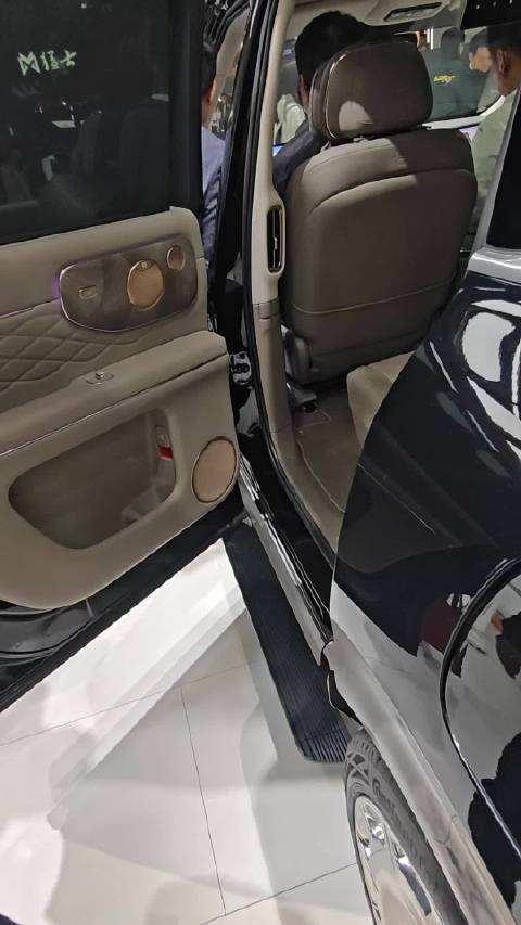 智己LS9搭载B&O音响4D座椅交付