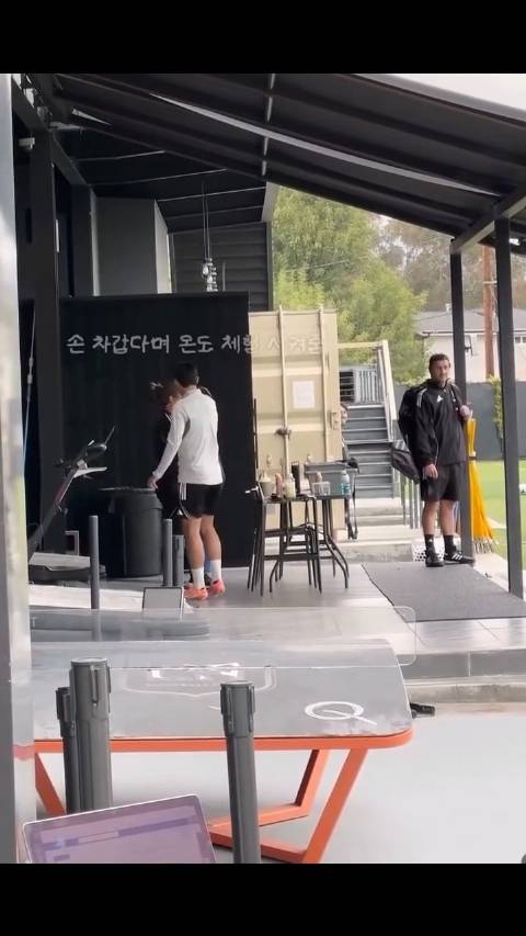 孙兴慜让小姐姐感受一下自己的手有多凉， 汉娜：？