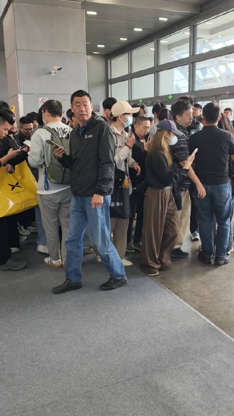 小米展台开始送金属车模了，大家有序排队，挺好