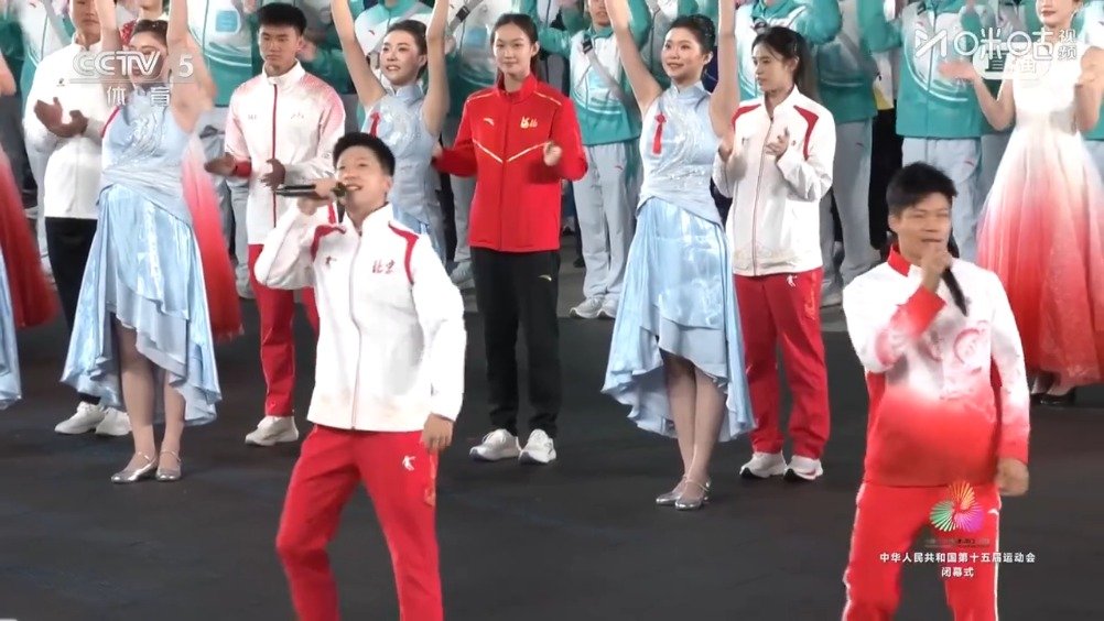 马龙苏炳添潘展乐闭幕式同台唱歌 好欢乐！