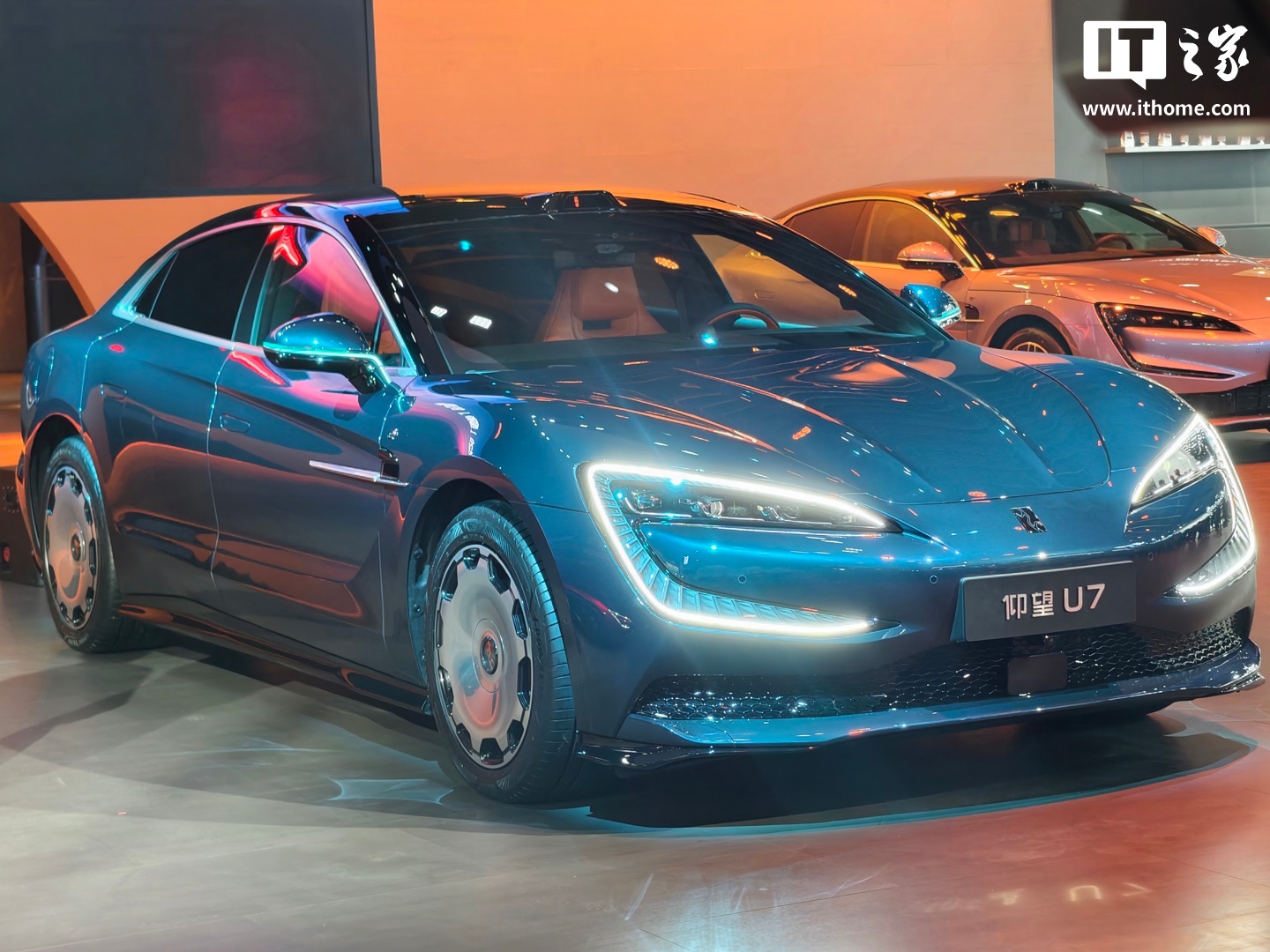 比亚迪仰望U7全新车色“星河蓝”亮相，售价62.8万元起