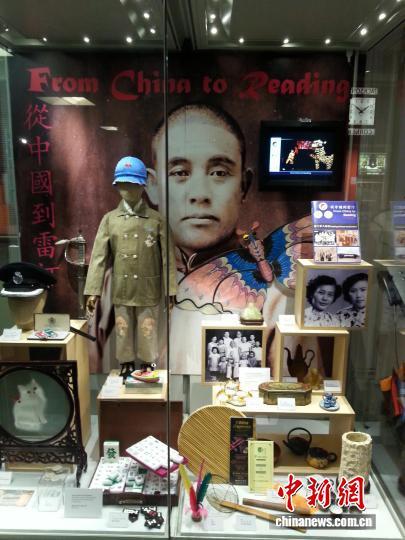 雷丁市博物馆内展出的杂志《从中国到雷丁》与英国早期华人移民使用过的老物件。(受访者供图)