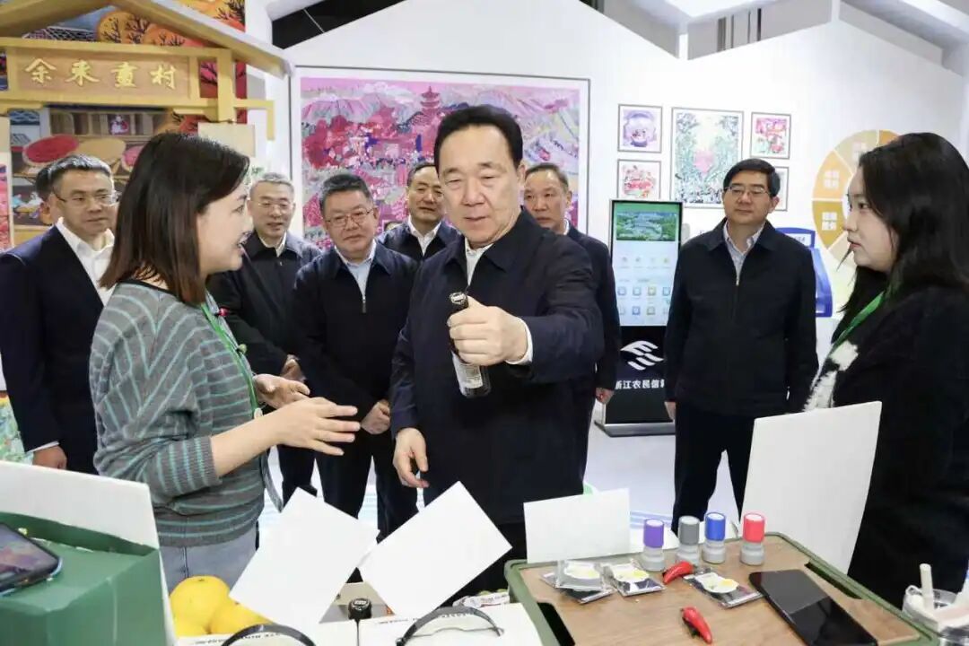 11月21日下午，省委书记王浩来到杭州国际博览中心，考察2025浙江农业博览会。