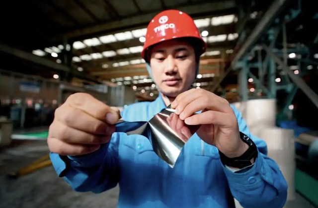 中国宝武太钢不锈钢精密带钢有限公司生产出手撕超薄精密不锈带钢。新华网 图