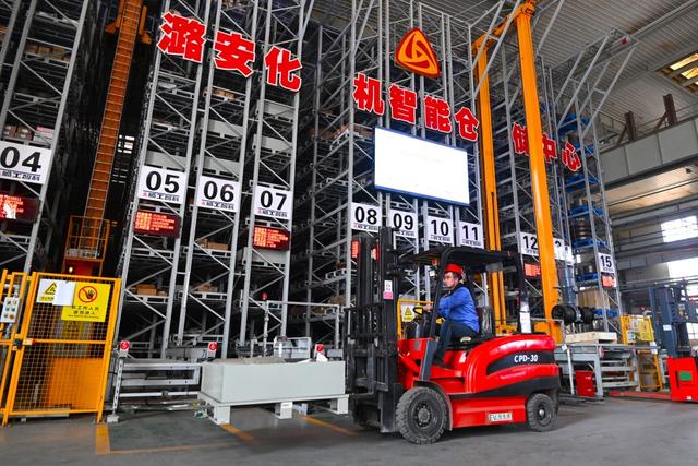 11月10日，潞安化机智能仓储中心有序运行。 澎湃新闻记者 王珏玮 图