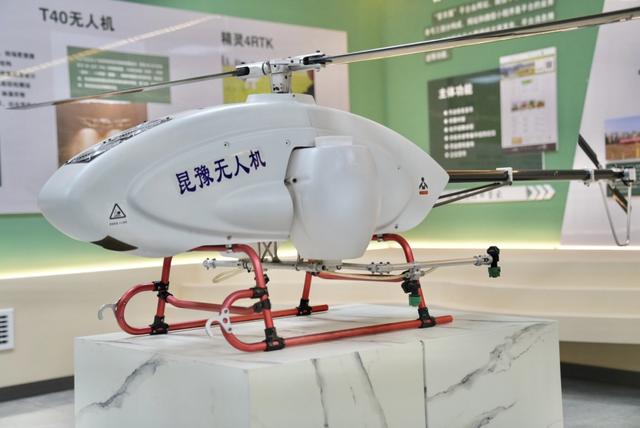 晋中寿阳县旱作农业示范园区使用无人机保护庄稼生长。 澎湃新闻记者 王珏玮 图