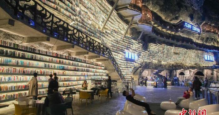 探秘“地心入口”  游客“打卡”广西罗城网红悬崖书店