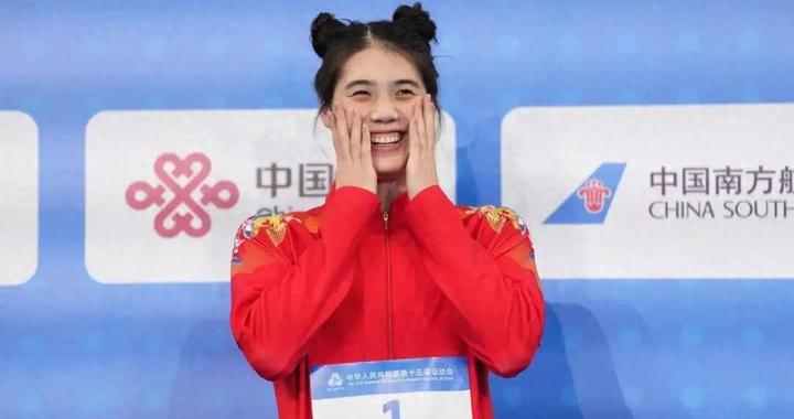 张雨霏在人民日报发文：站上最高领奖台，我特意扎起丸子头，仿佛再次成为勇敢的“哪吒”