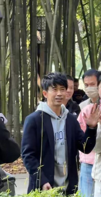 歌手光良现身合肥包公园，遇到情侣拍婚纱照，与市民合唱《童话》送上祝福