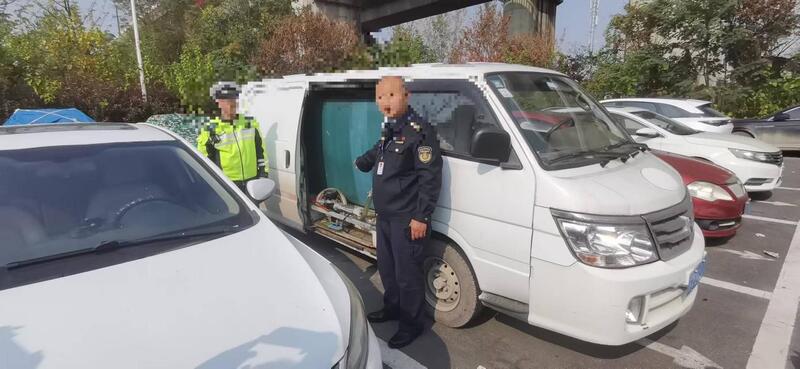 面包车成“移动加油站”南京交通运输执法查获非法改装车