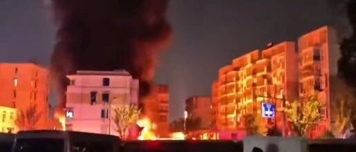 浙江舟山一汽修店突发大火，附近商户称有多辆消防车救援、店内受损严重，店员确认起火但不愿透露起火原因