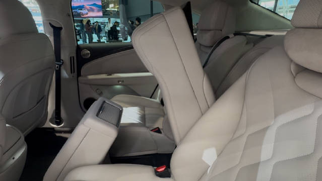 广汽昊铂A800后排扶手电动调节模式曝光，五座秒变四座