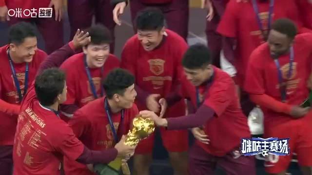 海港捧杯时刻！武磊和王燊超带领全队举起冠军奖杯