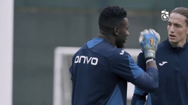 特拉布宗体育的训练课上，奥纳纳向队内的年轻门将传授经验