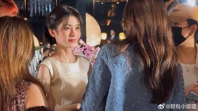 鞠婧祎GLASS盛典扇扇子，小鞠妆造似民国大小姐，与曾黎聊天乖巧