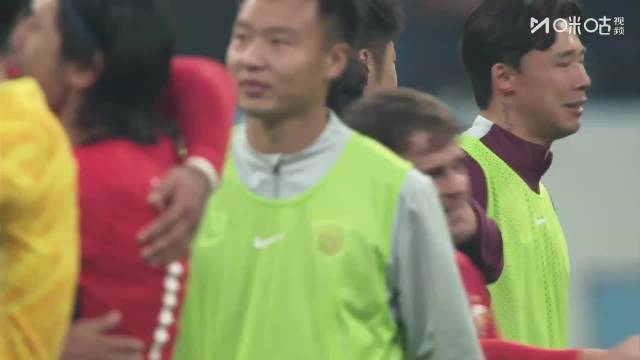 武磊赛后与队友开心相拥，眼眶泛红 恭喜上海海港连续三个赛季夺得中超冠军！