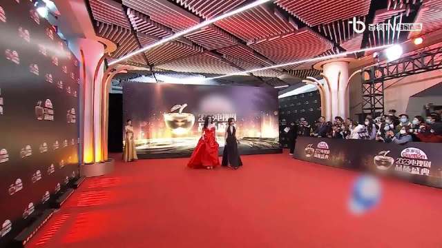 万茜这个深V露背礼服+一字带高跟