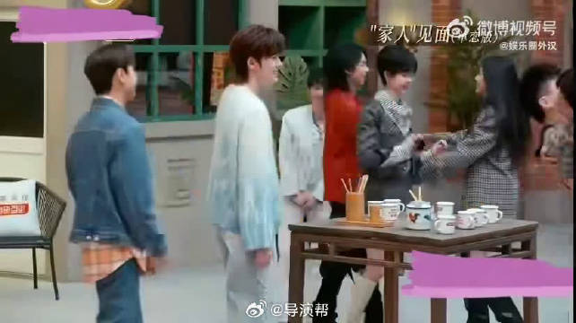 颜人中戴耳返未察觉汪苏泷互动，汪苏泷反应真实引热议