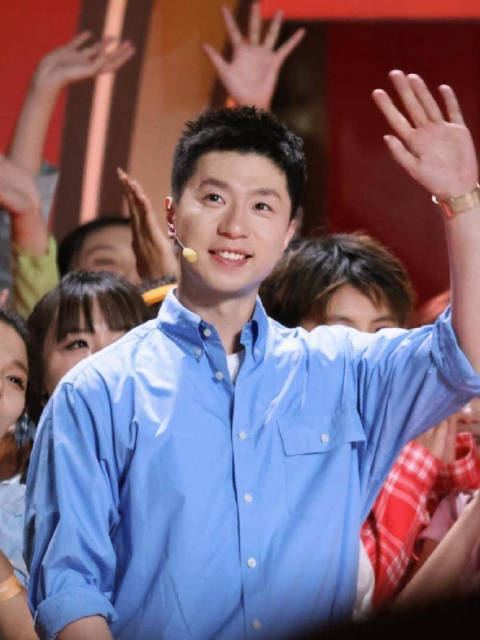 全运会闭幕式名场面！马龙、潘展乐化身麦霸，唱会歌《气势如虹》