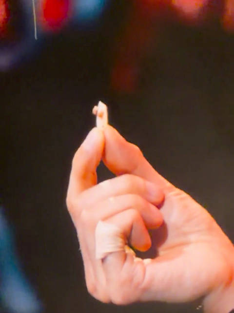 李荣浩演唱会和观众握手一圈拿回来个指甲