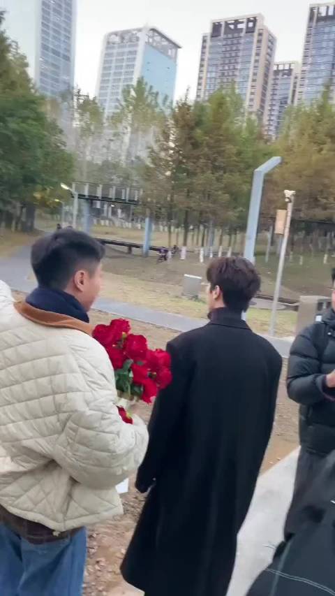 义务的新鲜soso，路上碰到这种帅哥真的会忍不住尖叫！