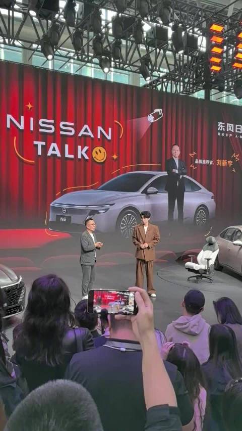 东风日产请来了品牌挚友庞博，在现场一起分享了N6的舒适与驾控表现
