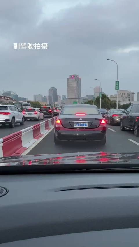 网约车阿姨误认豪车车牌语出惊人