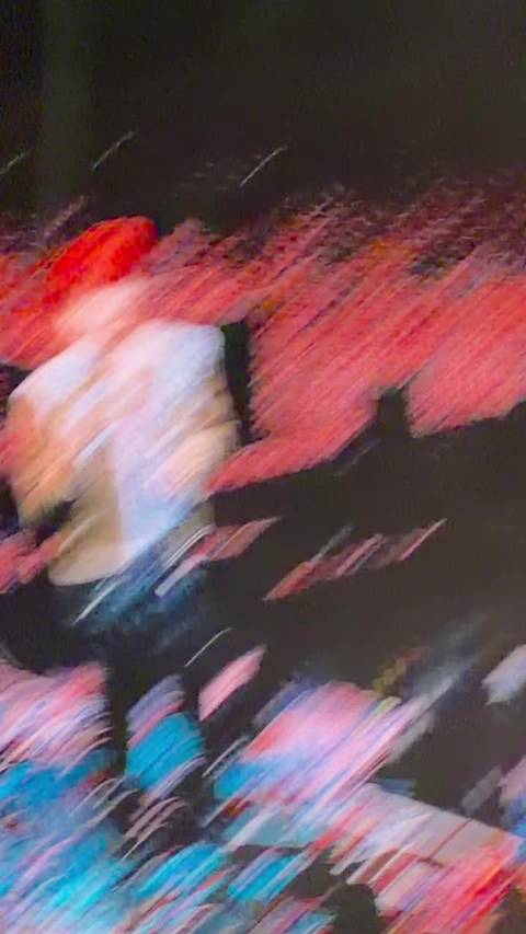 李荣浩演唱会和粉丝握手一圈结果带回来一个美甲哈哈哈哈