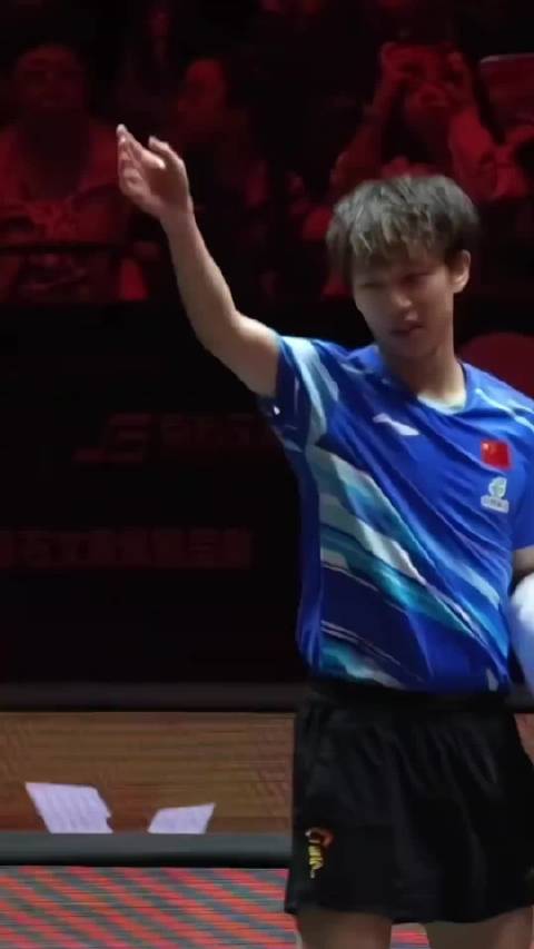 林高远止步大满贯男单后不舍摸了摸球台，好兄弟梁靖崑让大家为他鼓掌！