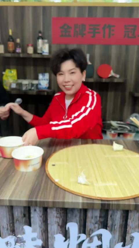 网友偶遇邓亚萍摆摊包馄饨