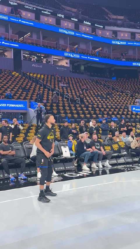 库里热身穿李宁JB4蝙蝠侠配色球鞋