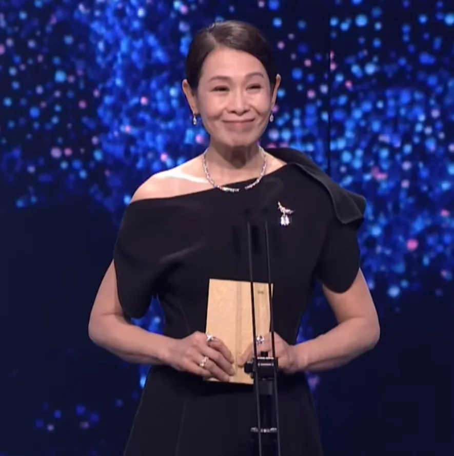 56岁刘若英断崖式衰老，生图曝光变小老太太，脸上无肉气色差