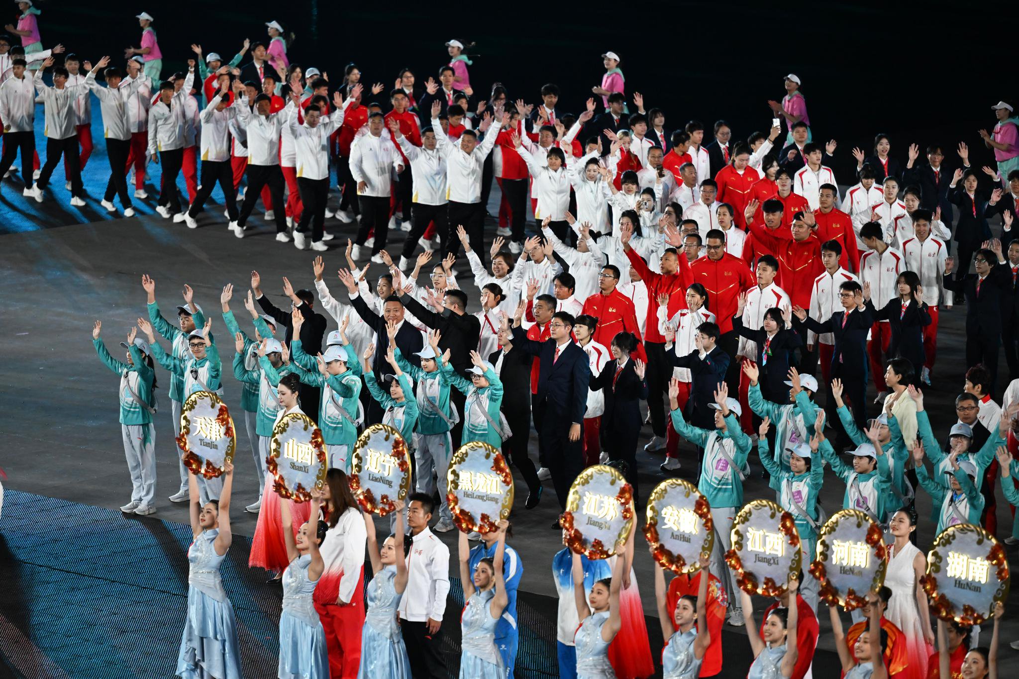 11月21日，参赛团队代表在闭幕式上入场。新华社记者 李志鹏 摄